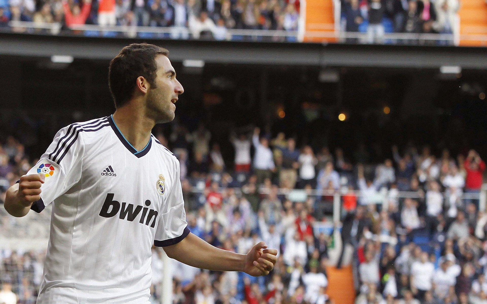 西甲角逐激烈，比分1-1，门将多次精彩扑救，场均成功断球72%、传球成功率86%